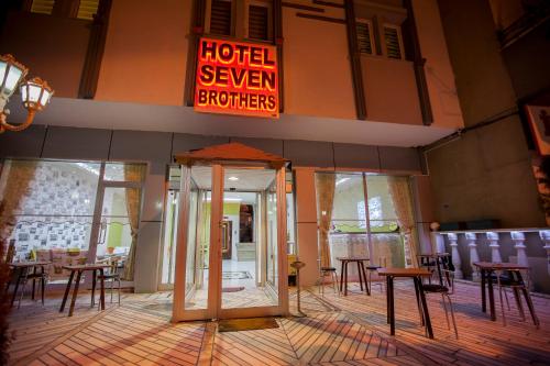 Hotel Seven Brothers (هتل سون بروترس) 