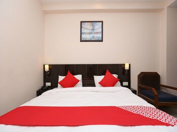 Oyo 14390 Hotel Samrat Guestroom