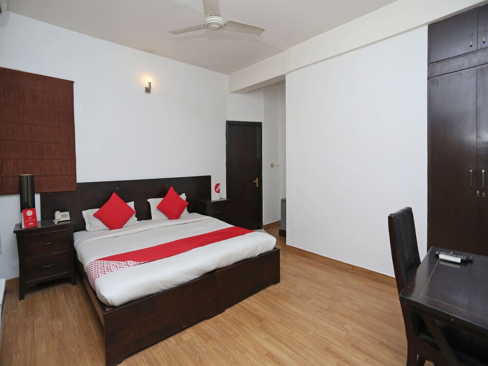 Oyo 15401 Hotel Surana Palace Guestroom