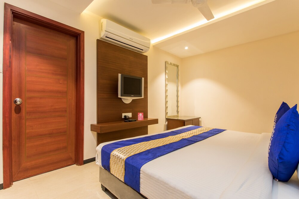 Oyo 10215 Hotel Nandi Guestroom