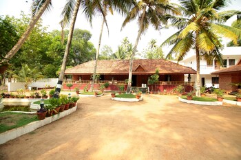 Oyo 8839 Near Vadackal Beach Road Property Grounds