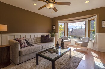 6 Luxurious 6br Seattle Home Living Room