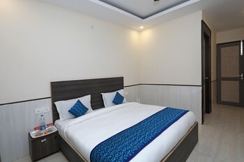 Hotel Redisston @ Noida Guestroom