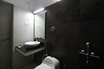Leisure Vacations Cloud9 Bathroom