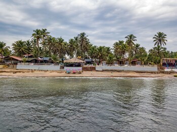 Vista Praia Beachfront Cottages Beach