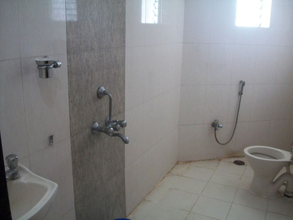 Hotel Yashraj Inn Bathroom