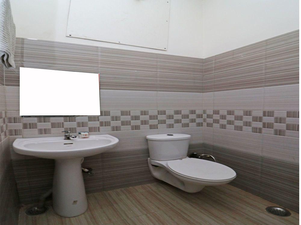 Oyo 7885 Hotel Myraa 