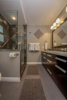 Immaculate 4bed 7min To Vegas Strip Bathroom Shower