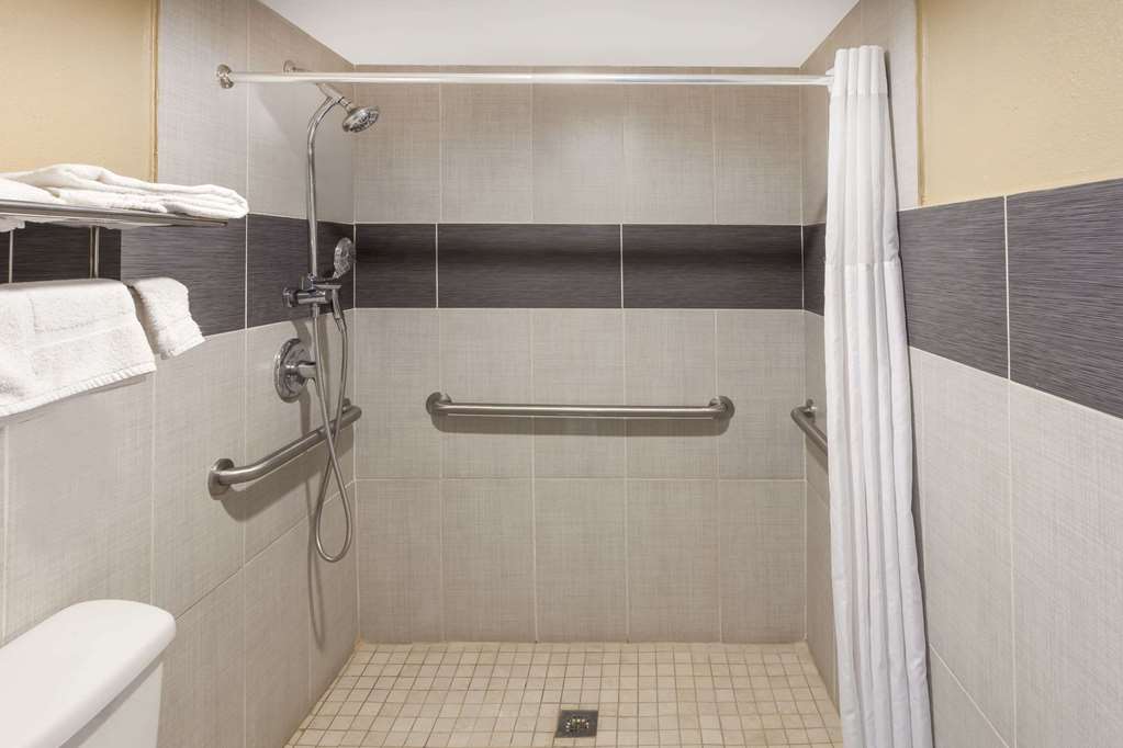 Super 8 by Wyndham Kingsville - photo 5