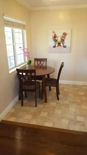 Orange Apartment 10664 