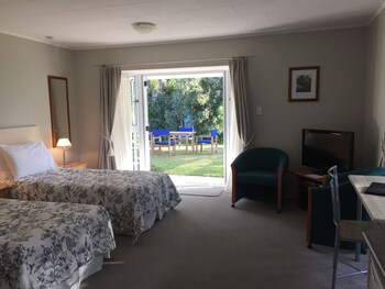 Ash Grove Boutique Motel Guestroom