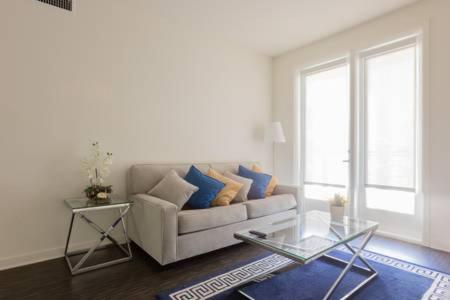 Downtown Condo With Free Parking 