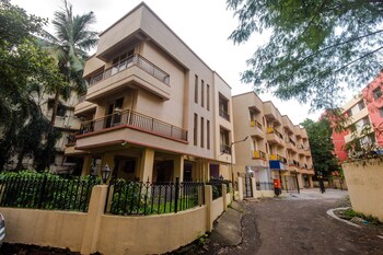 Oyo 9326 Om Sai Residency Hotel Front