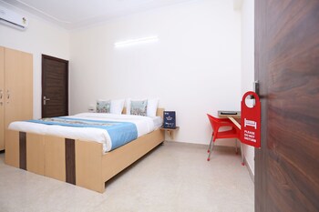 Oyo 9381 Near Dlf Cyber City Guestroom