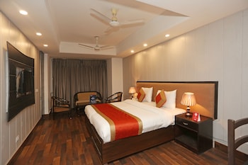 Oyo 11451 Hotel Auston Guestroom