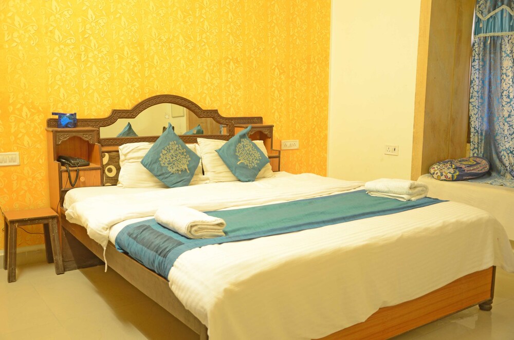 Hotel Marina Mahal Guestroom