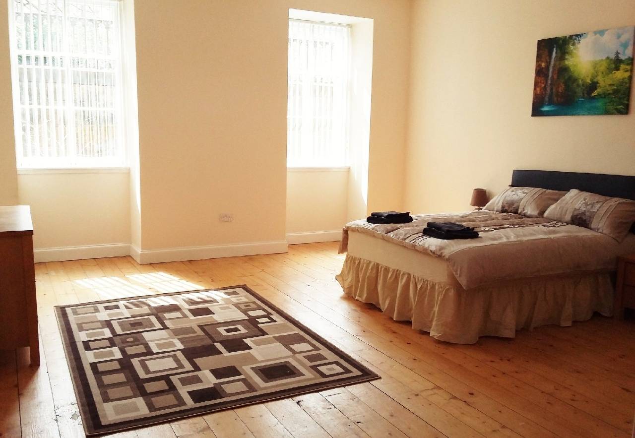 Large 3 Bed West End Apartment 