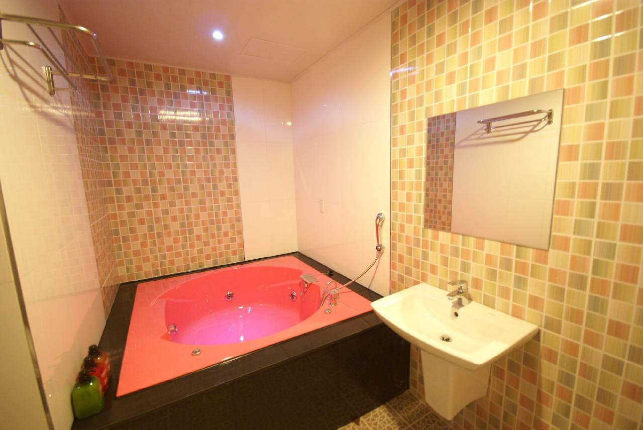Ava Hotel Changwon (آوا هتل چانگوون) 