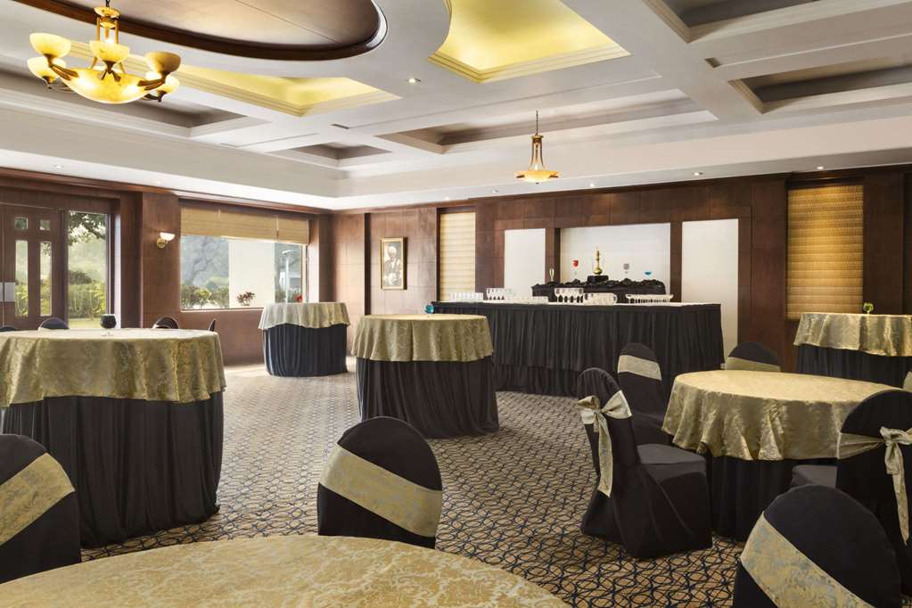 Ramada Plaza Jhv (رامادا پلازا جهو) Meeting room