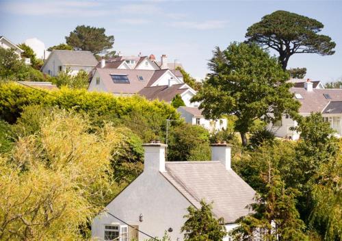 8 Tai Dyffryn 