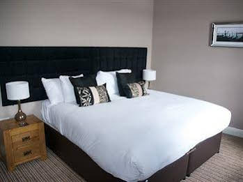 The Three Horseshoes Hotel ( تهری هورسشئوس هتل) 