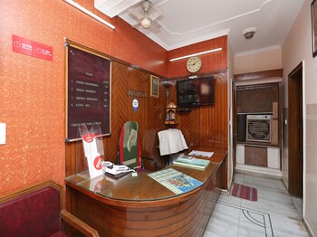 Oyo 14390 Hotel Samrat Reception