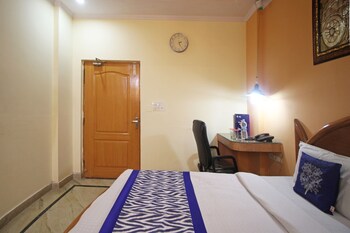 Oyo 7147 Hotel Madhur Regency Guestroom