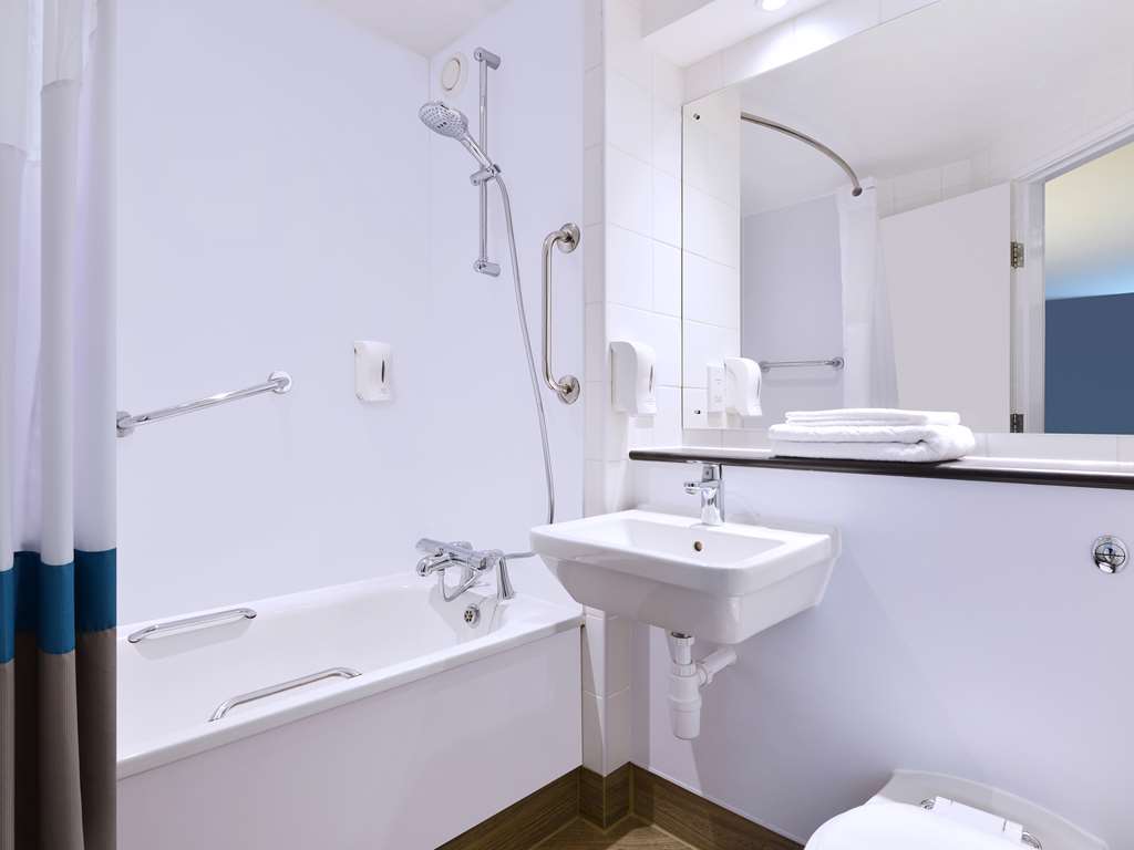 Travelodge Gatwick Airport Central Super Room Bathroom
