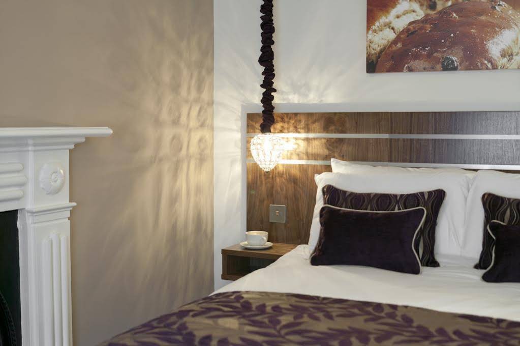 Rooms At The Apple Pie 