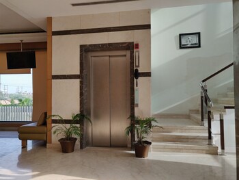 Hotel Maple Grand Lobby