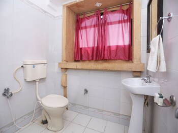 Oyo 1402 Hotel Prithvi Bathroom
