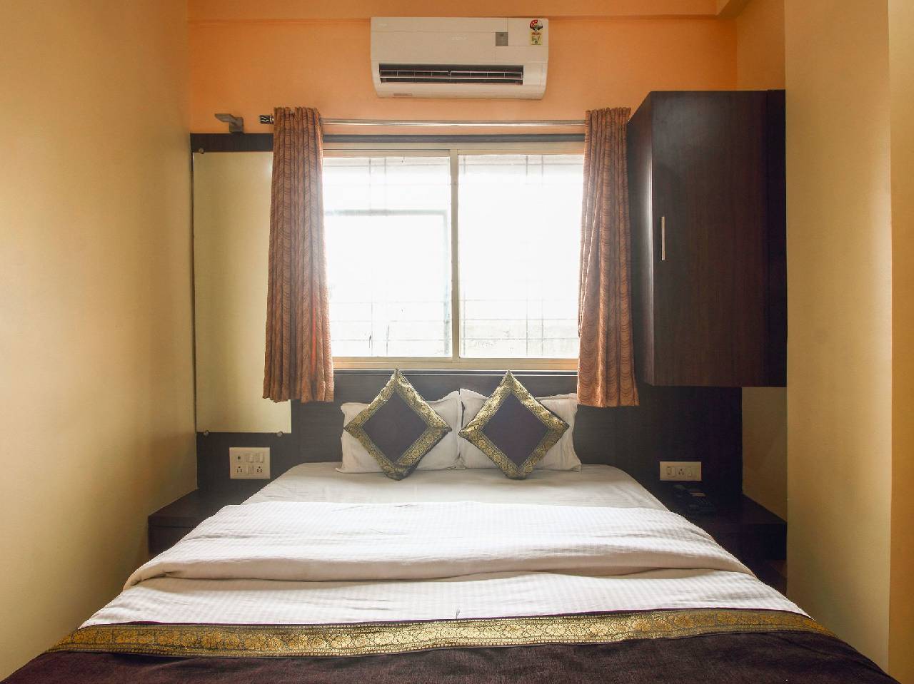 Oyo 12355 Hotel New Jagdamba Lodging 