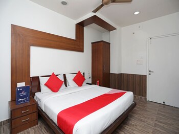 Oyo 11061 Hotel Awesome Guestroom