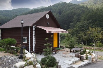 Muju Moon River Pension Hotel Front