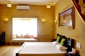 Hotel Lal Garh Fort And Palace Guestroom