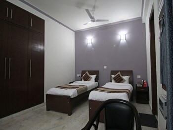 Oyo 7785 Kumar Residency Guestroom