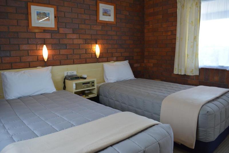 Peter Allen Motor Inn Get the Best Deal Book SelfCatering or Bed and Peter Allen Motor Inn Get the Best Deal Book SelfCatering or Bed and
