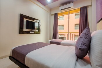 Oyo 9326 Om Sai Residency Guestroom