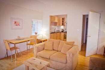 West Fenton Court (وست فنتون كورت) Living Area