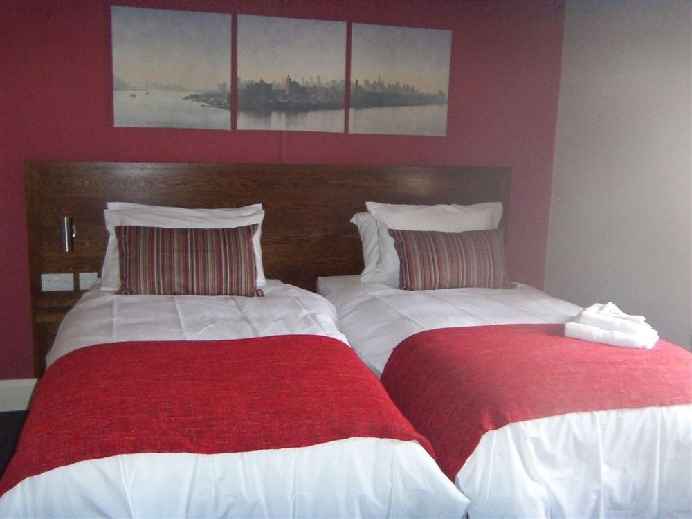 Woolpack Hotel (وولپاک هتل) 