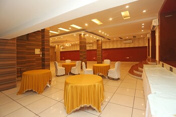 Oyo 11451 Hotel Auston Banquet Hall