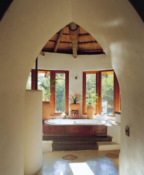Tongabezi Lodge Bathroom