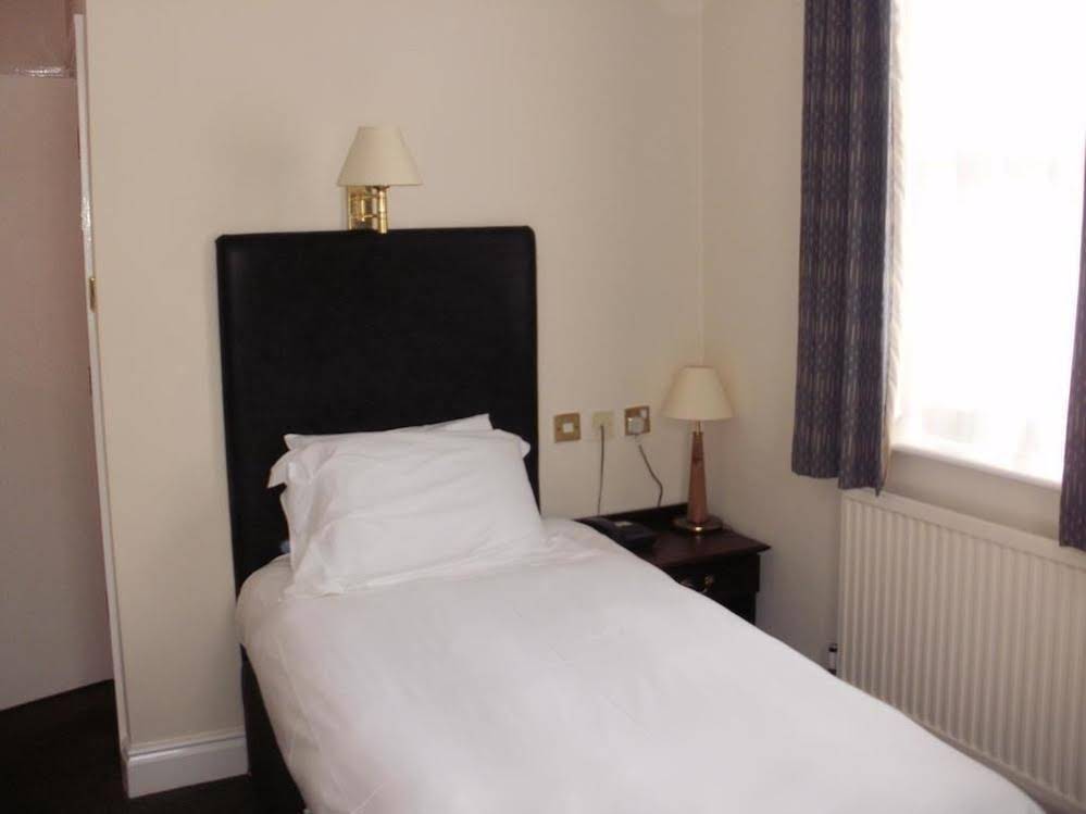 Highwayman Hotel (هایویمان هتل) 
