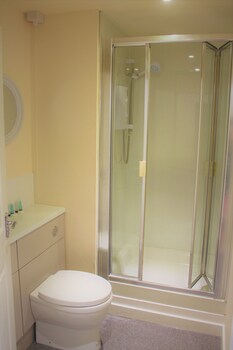 Garmouth Hotel Bathroom Shower
