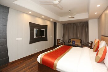 Oyo 11451 Hotel Auston Guestroom