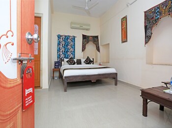 Oyo 3415 Hotel Heera Court Guestroom