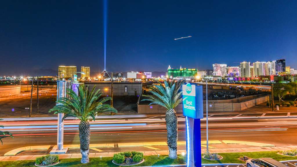 Best Western Mccarran Inn Hotel Exterior at Night