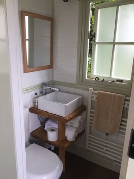 Dawn Chorus Holidays Bathroom