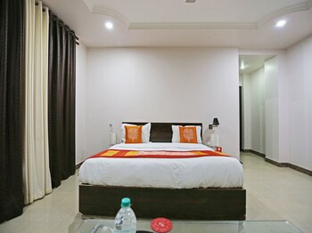 Oyo 4635 Sheetal Hotel Guestroom