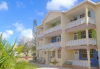 Cumber's Tropical Apartments Featured Image